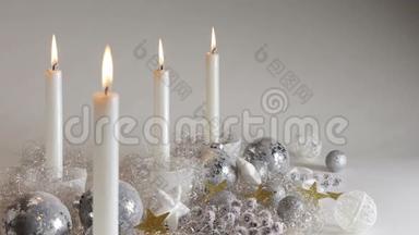 四盏银烛灯，装饰着喜庆的彩球和闪耀的天使头发